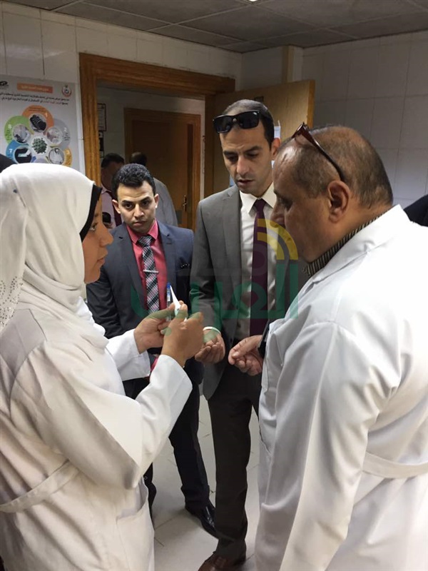 بالصور.. "كروت شحن وسلاح أبيض وفياجرا" بمستشفى حكومي