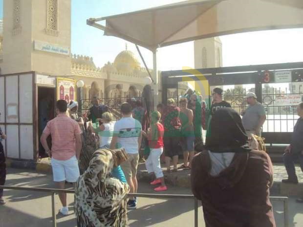 بالصور.. توافد السائحين على جامع الميناء الكبير بالبحر الأحمر