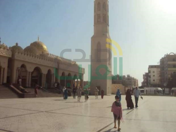 بالصور.. توافد السائحين على جامع الميناء الكبير بالبحر الأحمر