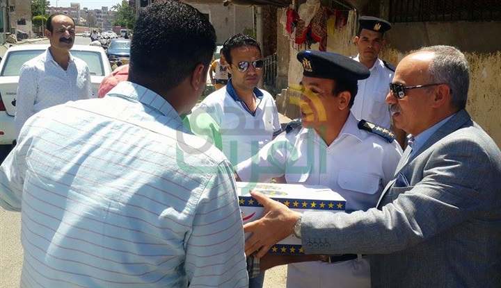بالصور.. مدير أمن بور سعيد يوزع كراتين رمضان على الأهالى بالمنازل
