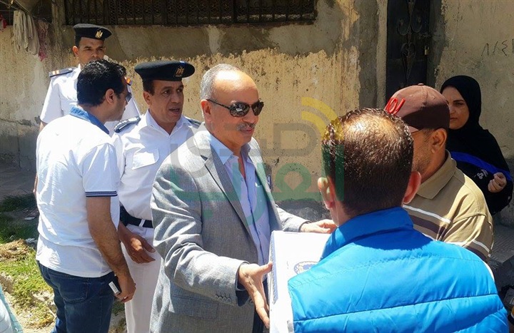 بالصور.. مدير أمن بور سعيد يوزع كراتين رمضان على الأهالى بالمنازل