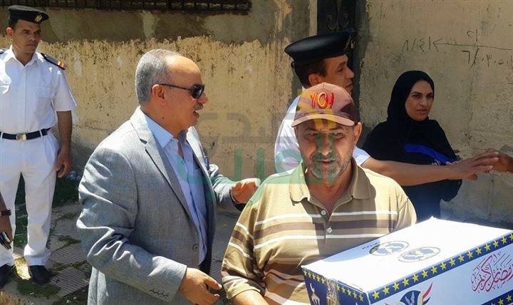 بالصور.. مدير أمن بور سعيد يوزع كراتين رمضان على الأهالى بالمنازل
