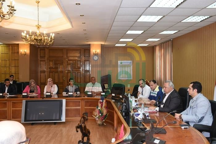 محافظ الشرقية يعقد حوار مفتوح مع الشباب بمتابعة تنفيذ حملات إزالة التعديات على أراضي أملاك الدولة