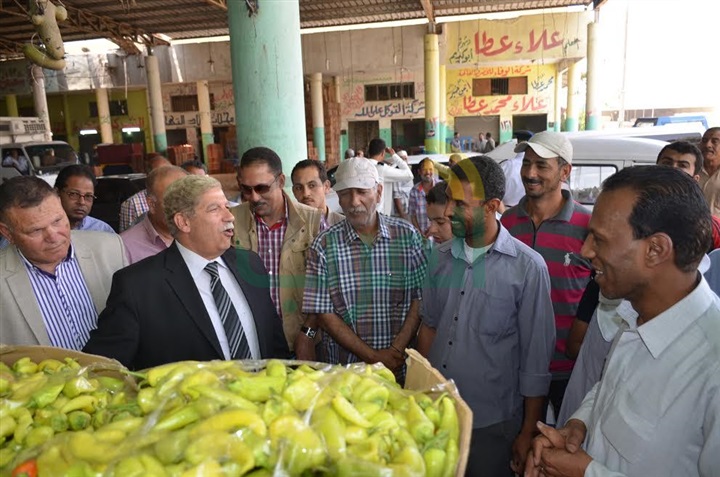 بالصور.. جولة محافظ الإسماعيلية فى أولى أيام شهر رمضان بسوق الجملة بمدينة المستقبل