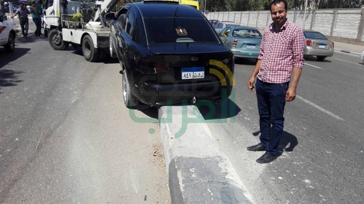 بالصور.. إصابة شخص في تصادم سيارتين بصلاح سالم