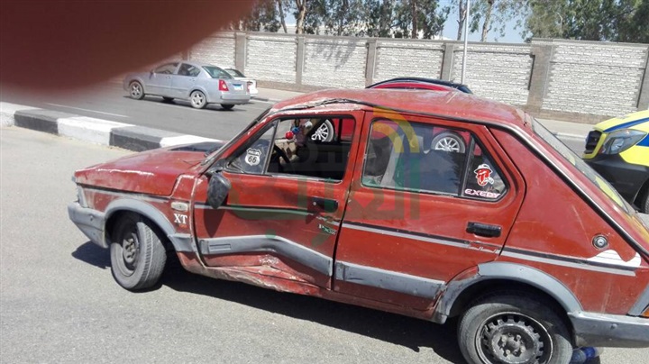 بالصور.. إصابة شخص في تصادم سيارتين بصلاح سالم