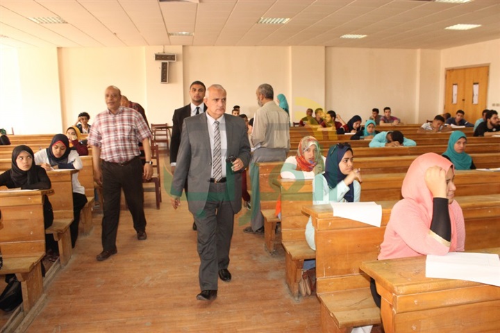 بالصور.. رئيس جامعة طنطا وعميد كلية الآداب يتفقدان الامتحانات
