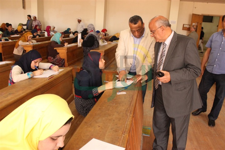 بالصور.. رئيس جامعة طنطا وعميد كلية الآداب يتفقدان الامتحانات