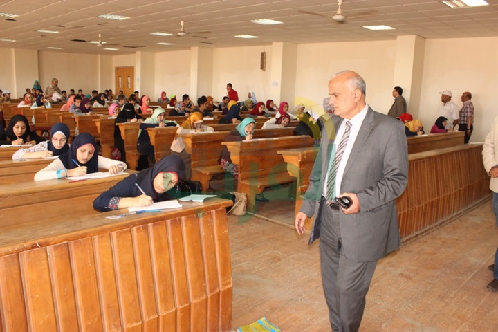 بالصور.. رئيس جامعة طنطا وعميد كلية الآداب يتفقدان الامتحانات