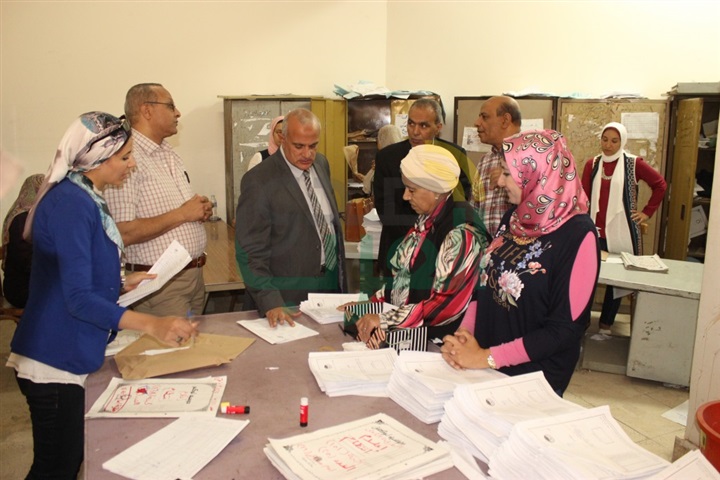 بالصور.. رئيس جامعة طنطا وعميد كلية الآداب يتفقدان الامتحانات