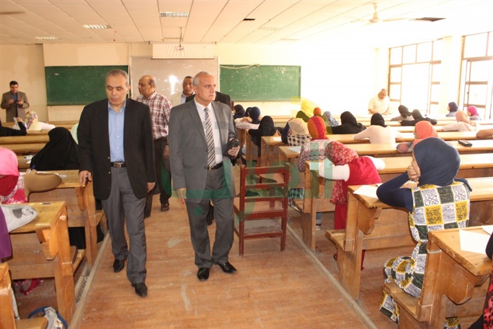 بالصور.. رئيس جامعة طنطا وعميد كلية الآداب يتفقدان الامتحانات