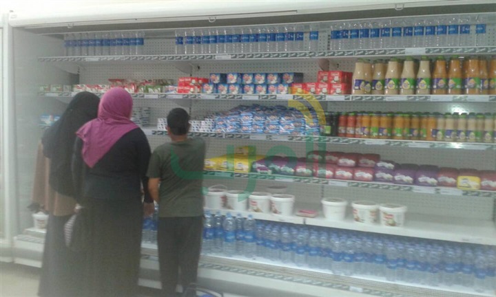 بالصور.. إقبال مكثف على منافذ بيع السلع المخفطة بالوادى الجديد