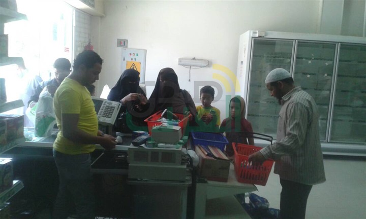 بالصور.. إقبال مكثف على منافذ بيع السلع المخفطة بالوادى الجديد