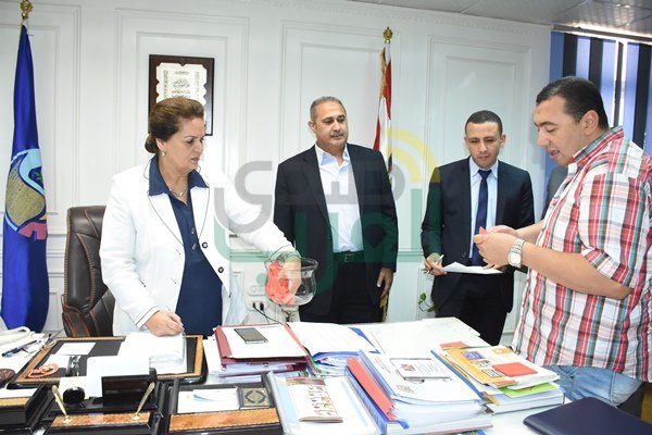بالصور.. محافظ البحيرة توزيع 16 سيارة مبردة للشباب المستحقين بالقرعة العلنية