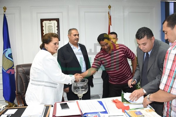 بالصور.. محافظ البحيرة توزيع 16 سيارة مبردة للشباب المستحقين بالقرعة العلنية