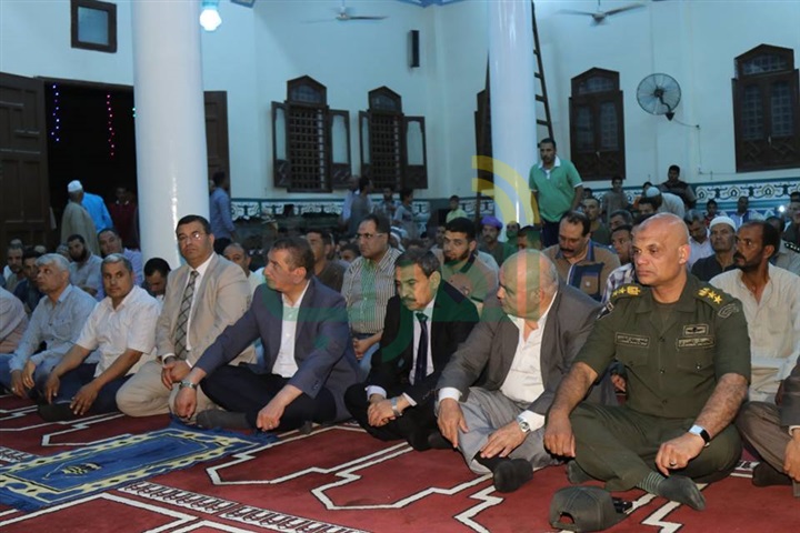 بالفيديو والصور.. محافظ كفر الشيخ يشارك أهالي "نويش" افطارهم ضمن حملة إفطار 100ألف صائم