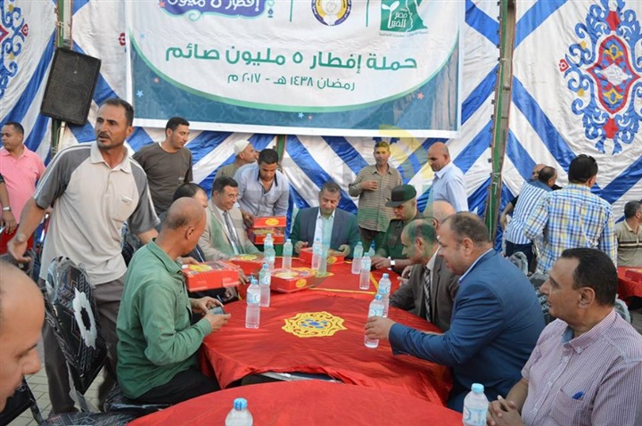 بالفيديو والصور.. محافظ كفر الشيخ يشارك أهالي "نويش" افطارهم ضمن حملة إفطار 100ألف صائم