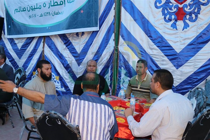 بالفيديو والصور.. محافظ كفر الشيخ يشارك أهالي "نويش" افطارهم ضمن حملة إفطار 100ألف صائم