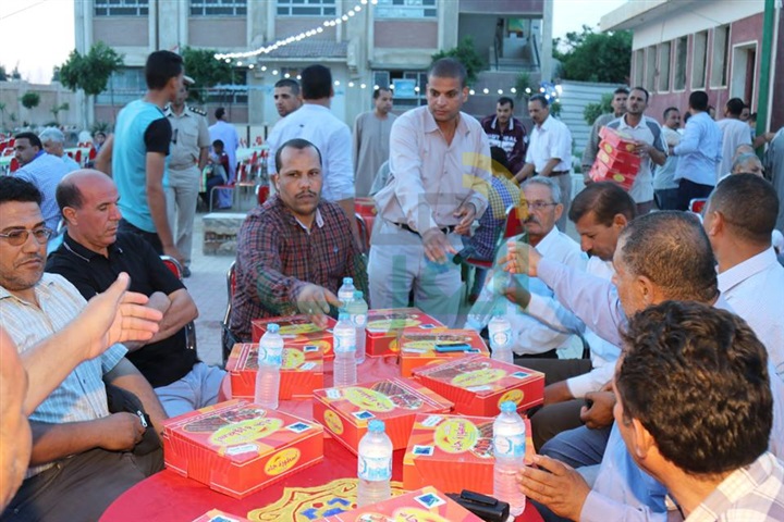 بالفيديو والصور.. محافظ كفر الشيخ يشارك أهالي "نويش" افطارهم ضمن حملة إفطار 100ألف صائم