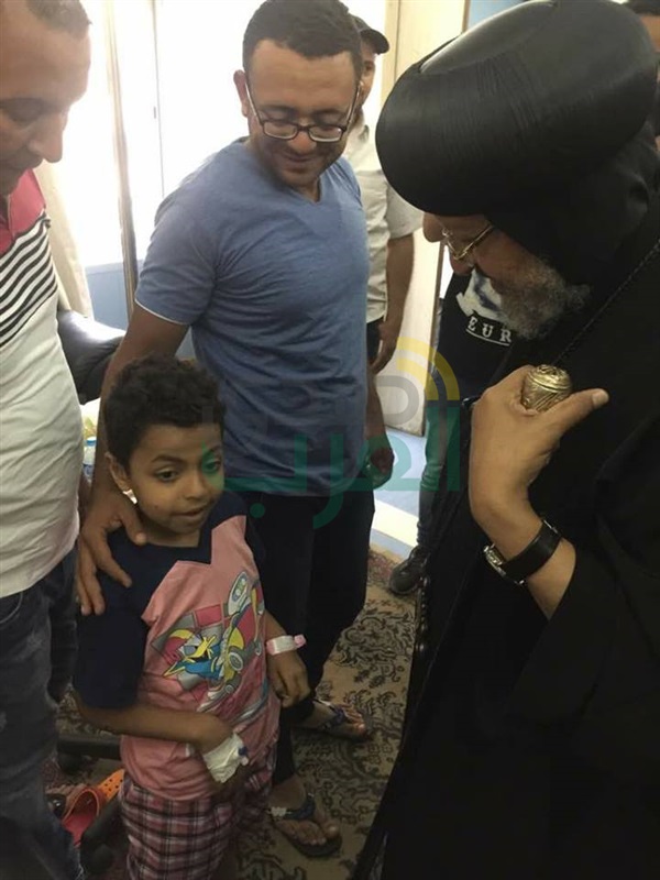 بالصور.. أسقف إيبارشية شبرا الخيمة يزور مصابى حادث المنيا