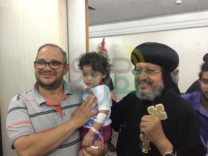 بالصور.. أسقف إيبارشية شبرا الخيمة يزور مصابى حادث المنيا