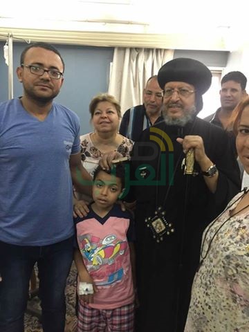 بالصور.. أسقف إيبارشية شبرا الخيمة يزور مصابى حادث المنيا