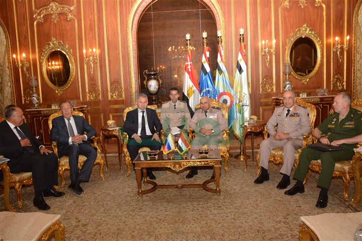 صدقي صبحي يستقبل وزير الدفاع الروسي
