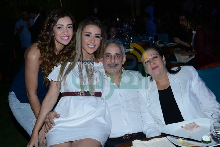 بالصور.. شذى تتألق بعباءة رمضانية في خيمة "سهراية" بفندق دوسيت بالصور.. شذى تتألق بعباءة رمضانية في خيمة "سهراية" بفندق دوسيت