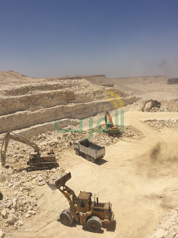بالصور.. مدبولي يتفقد أعمال شق الجبل بـ15مايو لتنفيذ طريق للإسكان الاجتماعى