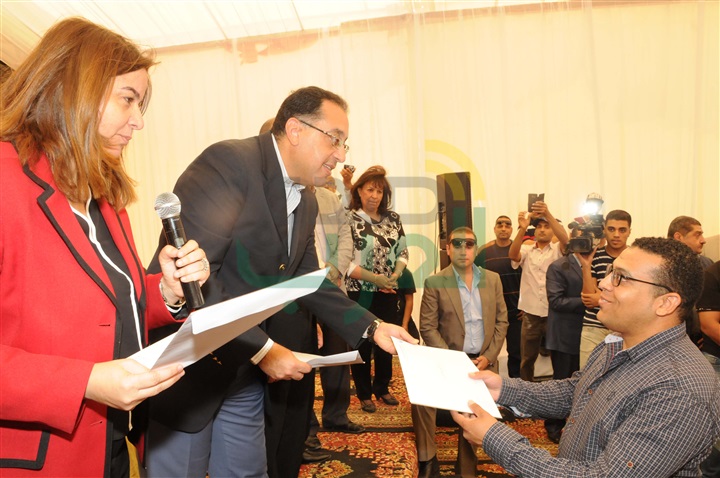بالصور.. وزير الإسكان يسلم 3816 وحدة للمستحقين بمدينة 15 مايو