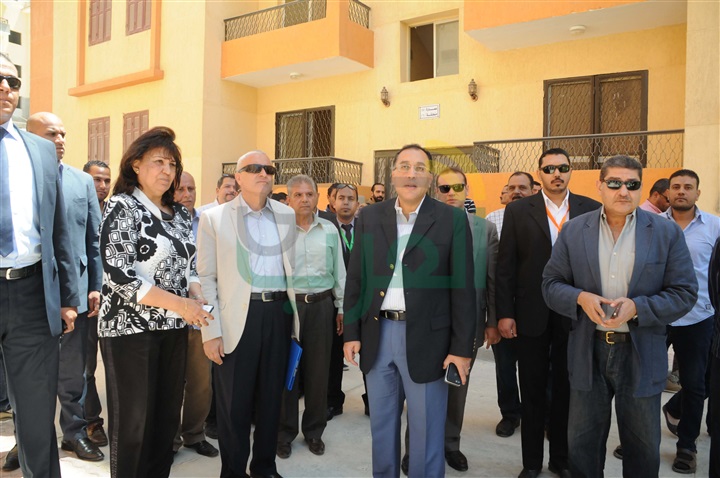 بالصور.. وزير الإسكان يسلم 3816 وحدة للمستحقين بمدينة 15 مايو