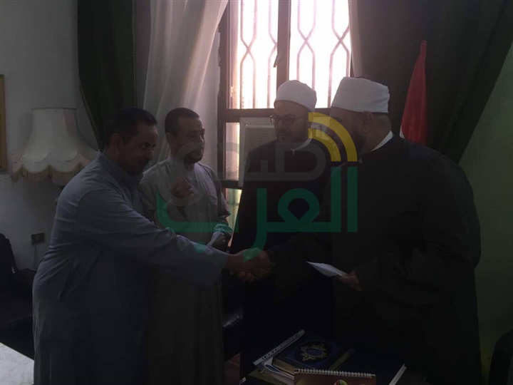 وكيل أوقاف الإسكندرية يكرم 4 عمال مسجد سيدي بشر
