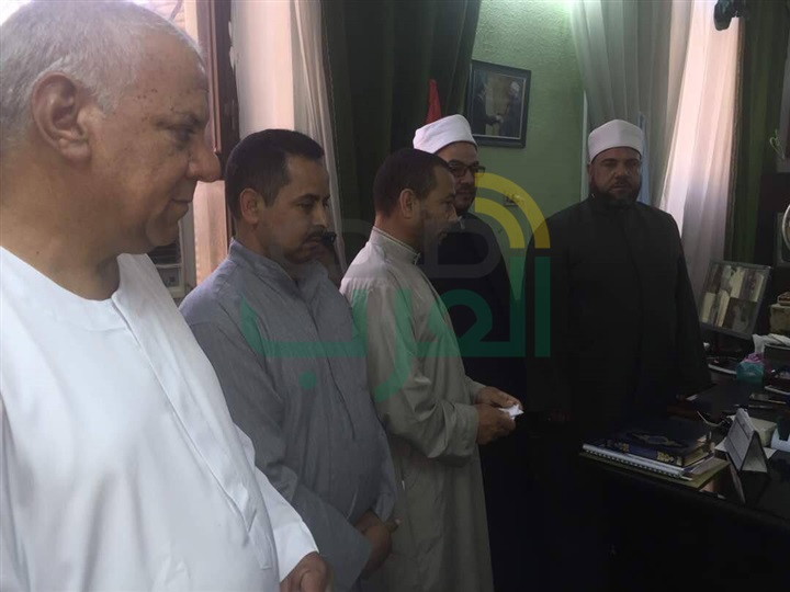 وكيل أوقاف الإسكندرية يكرم 4 عمال مسجد سيدي بشر