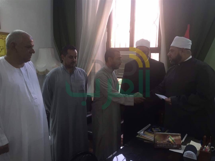 وكيل أوقاف الإسكندرية يكرم 4 عمال مسجد سيدي بشر