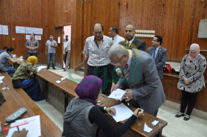 بالصور.. رئيس جامعة المنيا يتفقد لجان الامتحانات