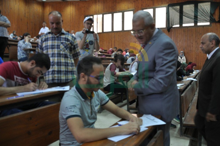 بالصور.. رئيس جامعة المنيا يتفقد لجان الامتحانات