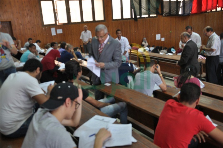 بالصور.. رئيس جامعة المنيا يتفقد لجان الامتحانات