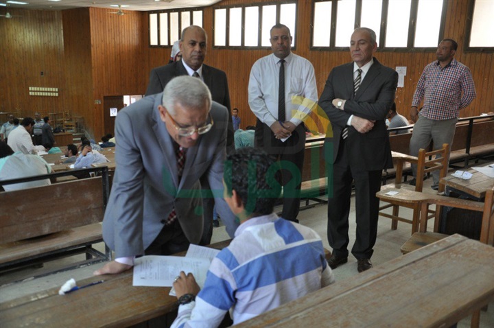 بالصور.. رئيس جامعة المنيا يتفقد لجان الامتحانات