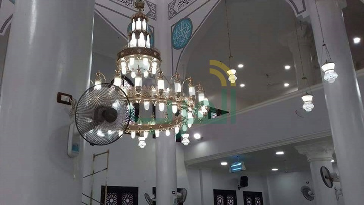 مسيحى يقوم بتزيين المساجد بدون مقابل فى القليوبية