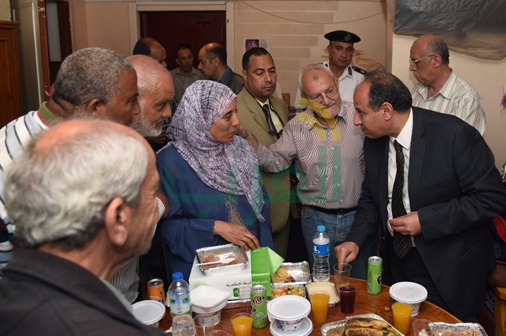 بالصور: أسر العقار المائل بالأزاريطة يتناولون الإفطار بجمعية مصطفى كامل الخيرية بالصور: أسر العقار المائل بالأزاريطة يتناولون الإفطار بجمعية مصطفى كامل الخيرية