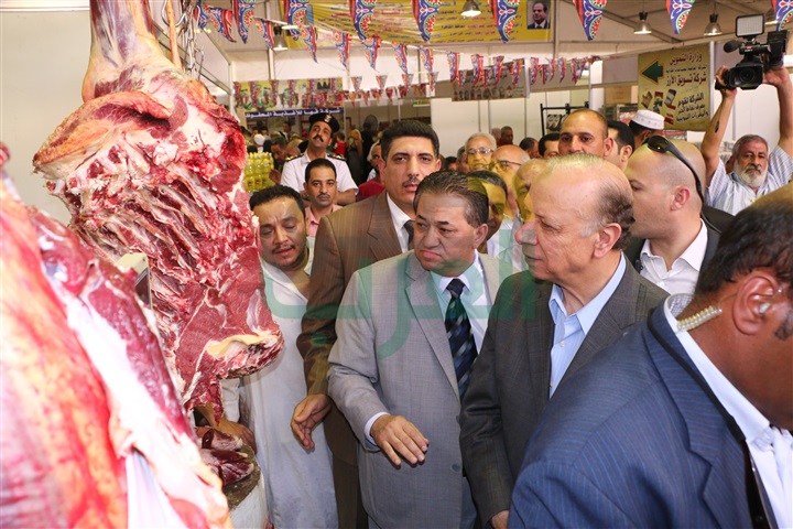 بالصور.. محافظ القاهرة يتفقد معرض السلع التموينية بالمرج