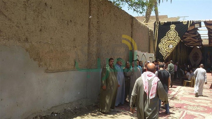 بالصور.. توافد أهالى بنى سويف لتقديم العزاء في شهداء المنيا