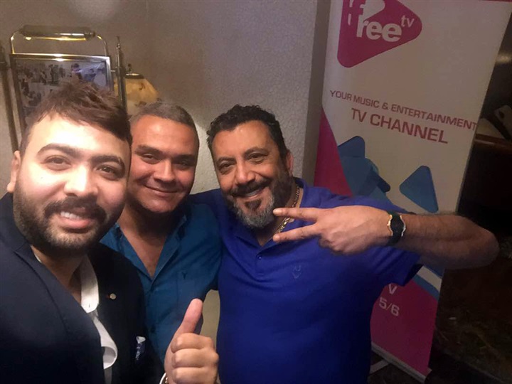 بالصور..نصر محروس يتعاقد مع المطرب محمد علاء ويطلقون اول اعمالهم بعيد الفطر المبارك