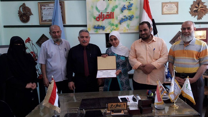 بالصور..مرعي يُكرم طالبة لحصولها علي المركز الثاني في إعدادية كفر الشيخ