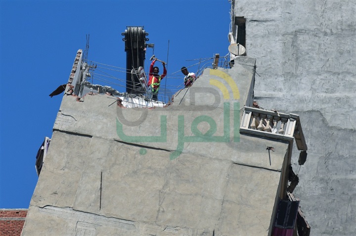 بالصور و الفيديو.. محافظ الإسكندرية يتابع أعمال هدم عقار الأزاريطة 