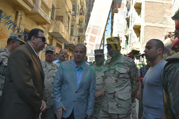بالصور و الفيديو.. محافظ الإسكندرية يتابع أعمال هدم عقار الأزاريطة 