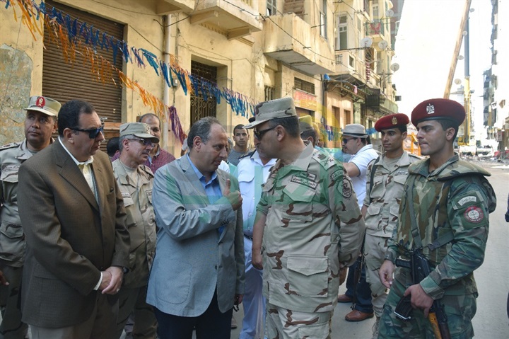 بالصور و الفيديو.. محافظ الإسكندرية يتابع أعمال هدم عقار الأزاريطة 