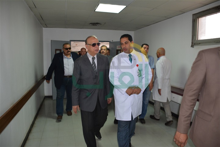 بالصور.. محافظ القاهرة يزور مصابى حادث أتوبيس المنيا الإرهابي بمعهد ناصر