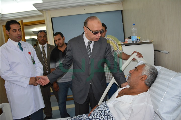 بالصور.. محافظ القاهرة يزور مصابى حادث أتوبيس المنيا الإرهابي بمعهد ناصر
