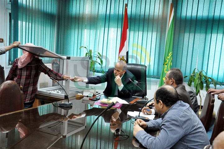 محافظ القليوبية يقوم بإجراء قرعة الحج 